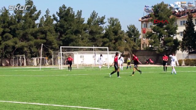 Kadın futbolculardan asker selamı