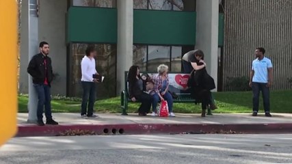 Un magicien arrache la tête de son assistante