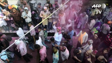 الهندوس يحتفلون بعيد "هولي" في مدينة بارسانا الهندية