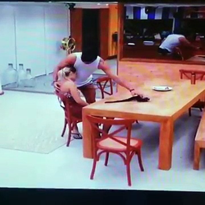BBB18: Jéssica desmaia e é levada as pressas ao confessionário