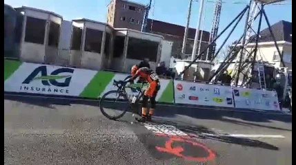 Remco Evenepoel soulève son vélo à l'arrivée de Kuurne Juniors