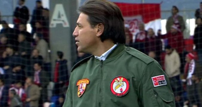 Göztepe Teknik Direktörü Tamer Tuna, Sahaya Savaş Pilotu Montuyla Çıktı