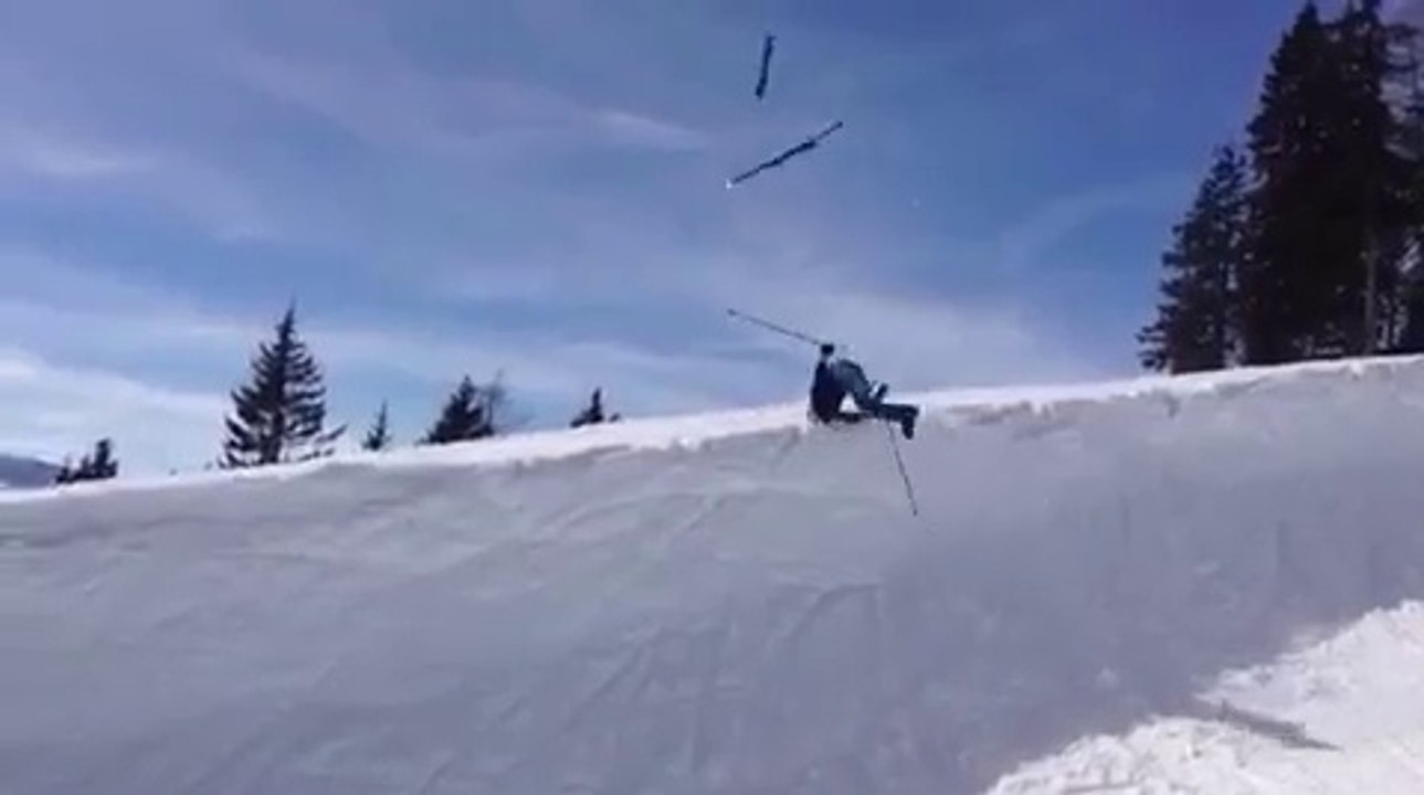Ce skieur perd ses 2 skis dans le halfpipe en ratant son saut !