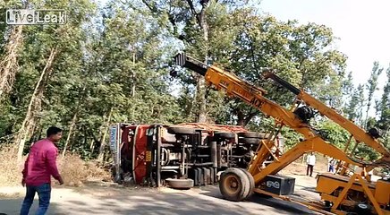 Remorquage raté d'un camion avec 2 grues : elles sont embarquées !