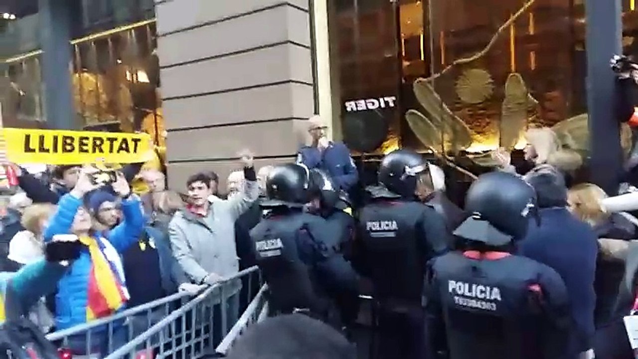 Els manifestants contra el rei espanyol criden...