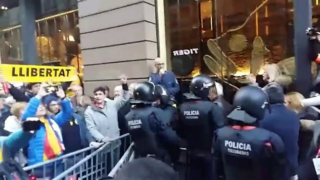 Els manifestants contra el rei espanyol criden per la llibertat dels presos polítics