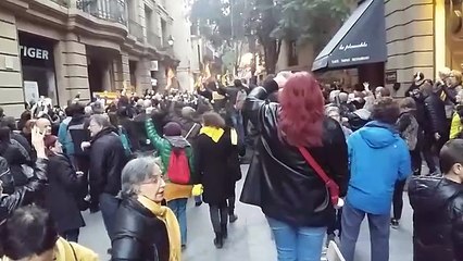 Els manifestants republicans canten l'himne als grups monàrquics