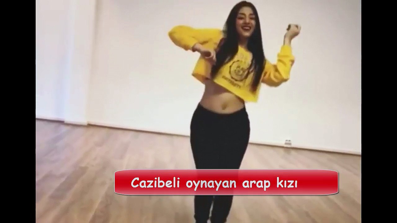 Cazibeli oynayan Arap kızı