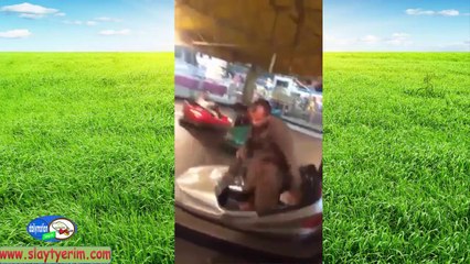 Çarpışan arabalarda Arap kızıyor