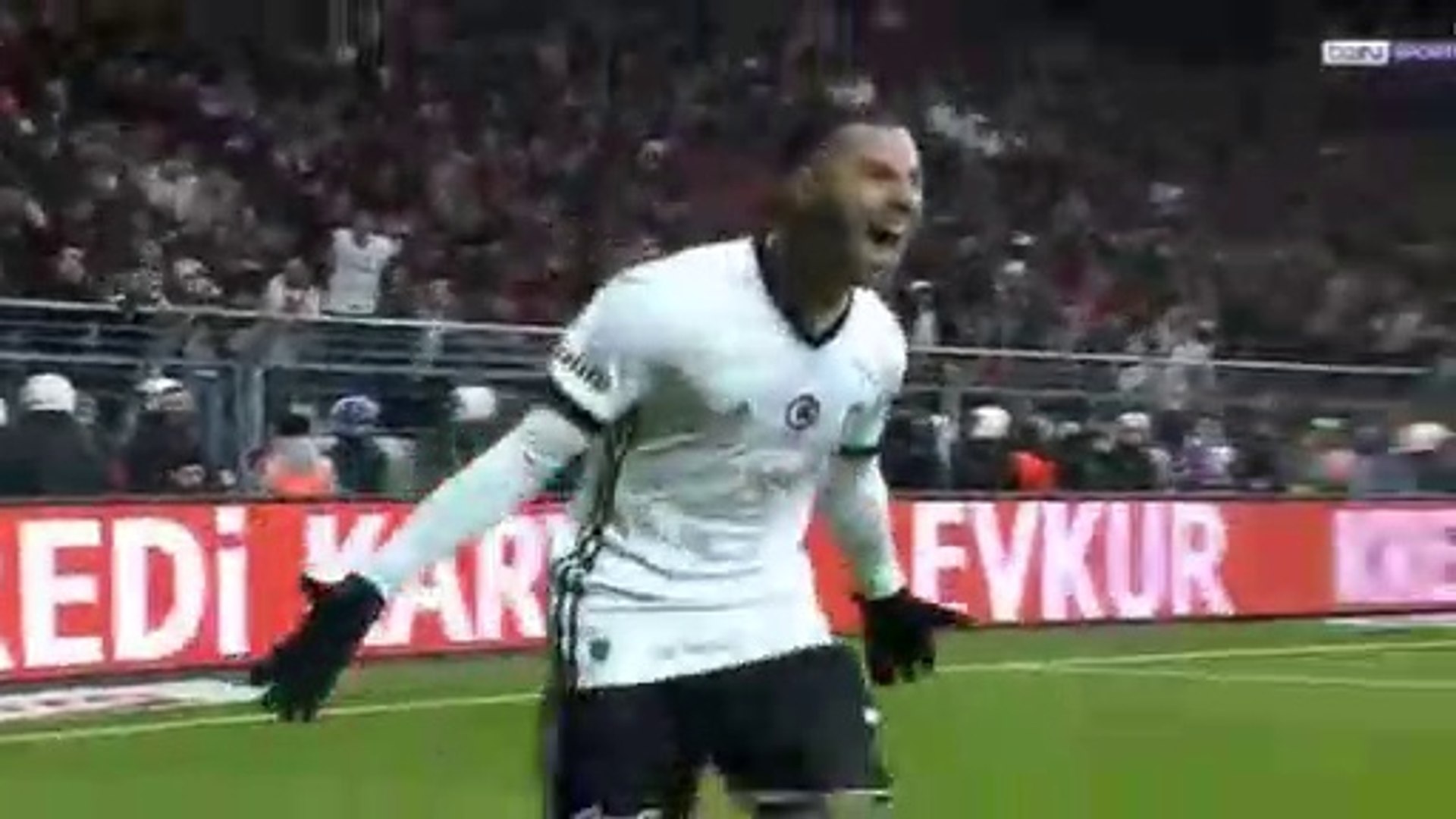 Besiktas vence clássico com Fenerbahçe com golaços de Quaresma e