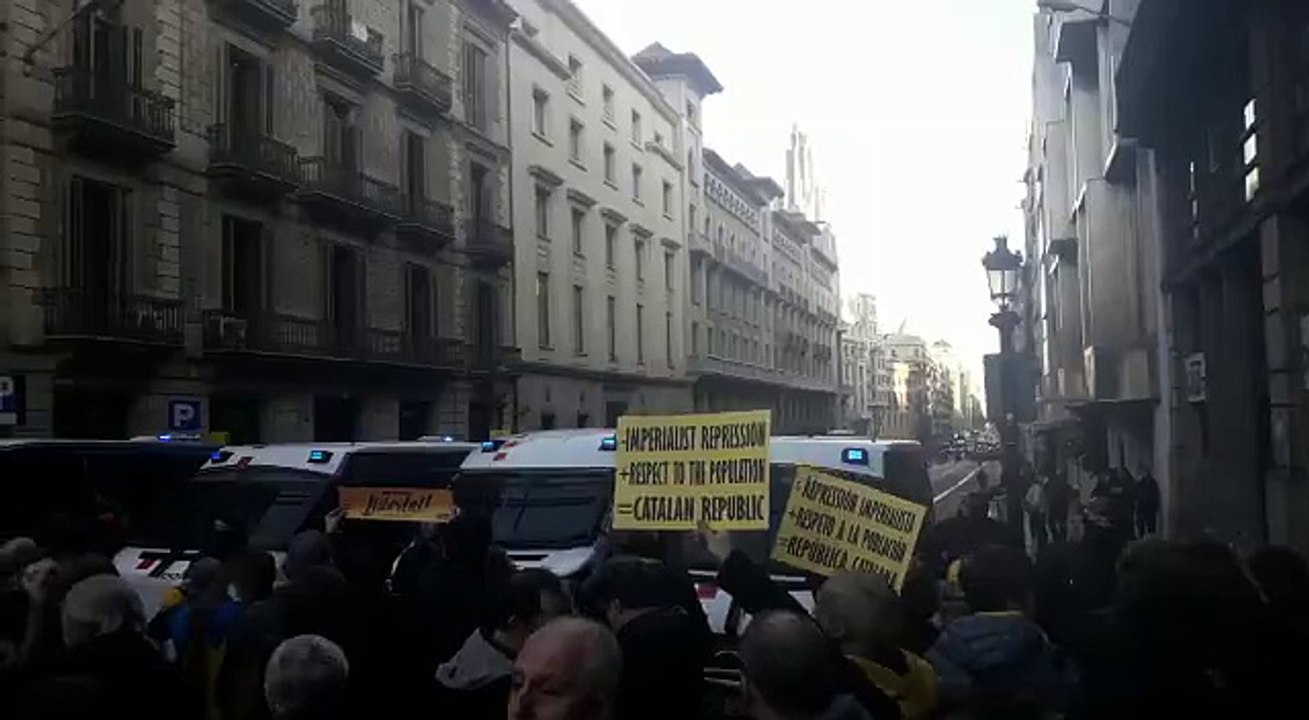 Las concentraciones contra el monarca se están produciendo en la plaza Urquinaona, aunque también se han convocado marchas en apoyo en otros puntos de la capital catalana