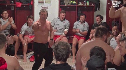 Fabrice Landreau fait du breakdance torse nu dans les vestiaires