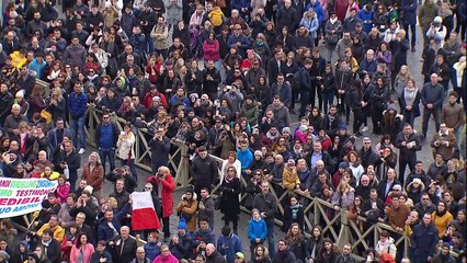 Francisco pede o fim da violência na Síria