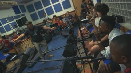 Orquesta Mundana Refugi, un preciado refugio para inmigrantes en Brasil