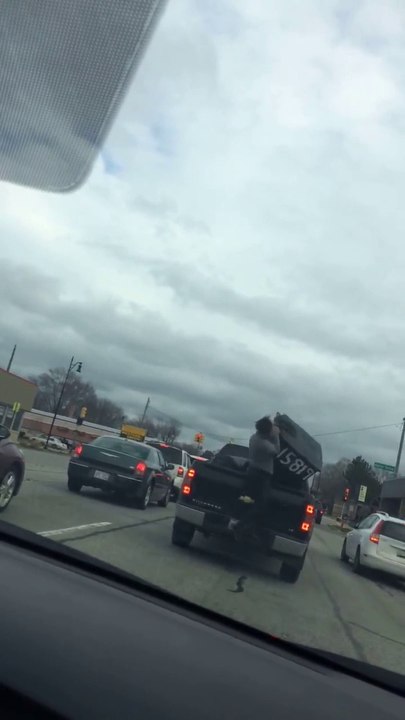 Il se lance à la poursuite du conducteur qui a volé sa poubelle