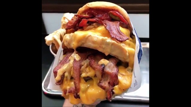 Qui pourrait manger ce burger mega gras...