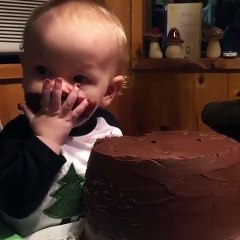 Quand ce bébé a faim, il n'y va pas par quatre chemins