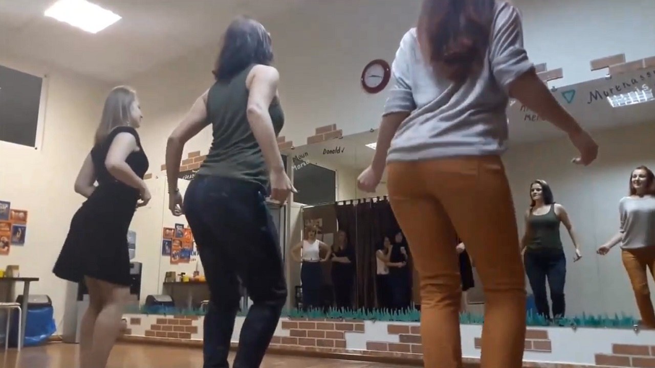 Latin kızları ile erik dalı oyun havası