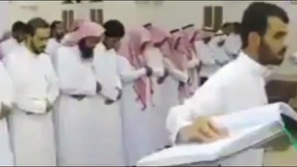 إمام ضرير يصلي بالناس ويقرأ القرآن بطريقة برايل