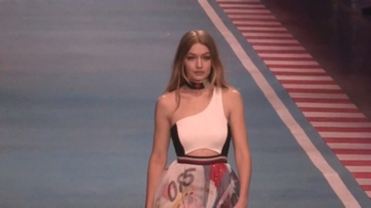 Las carreras de automóviles unen a Hilfiger y Hadid en la pasarela de Milán