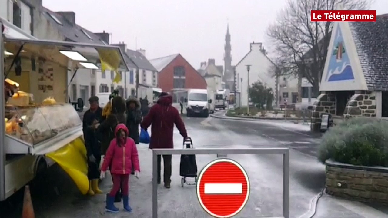 Le marché de Carantec sous la neige