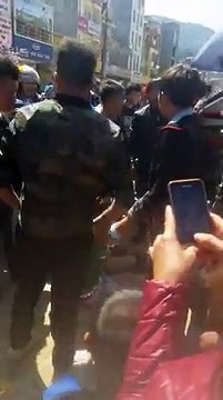 Thiếu nữ bị tụt cả váy ngay giữa chợ vì hủ tục bắt vợ của người H'Mông