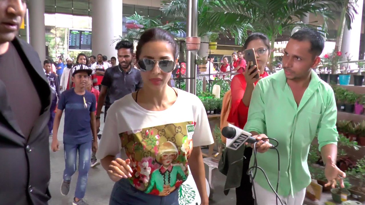 Malaika Arora Khan AVOIDS Media On Sridevi Death Reaction | Spotted At Mumbai Airport