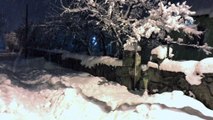 Kar yağışı okulları tatil ettirdi, köy yolları ulaşıma kapandı
