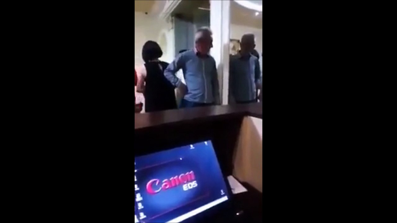 Ce type est tellement bourré qu'il s'embrouille avec son propre reflet