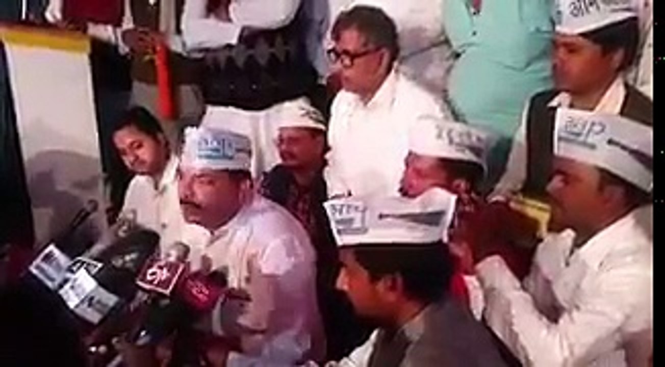 "मुख्य सचिव के इशारे पर दिल्ली सचिवालय में गुंडागर्दी हुई |"  "Violence at the Delhi Secretariat as per the instructions of Chief Secretary."