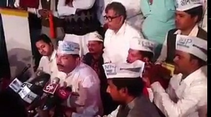 "मुख्य सचिव के इशारे पर दिल्ली सचिवालय में गुंडागर्दी हुई |"  "Violence at the Delhi Secretariat as per the instructions of Chief Secretary."