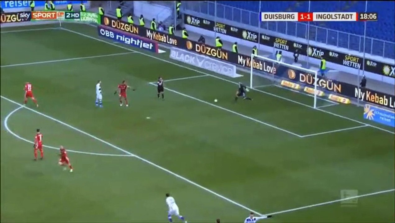 Le gardien Mark Flekken va chercher sa bouteille deau et encaisse un but gag