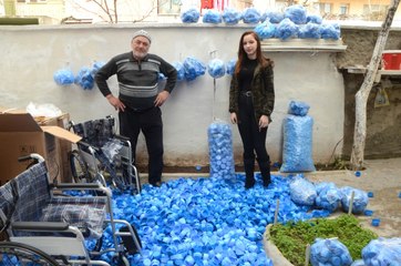 Mavi Kapak Toplayan Dede ve Torunu Rekora Koşuyor