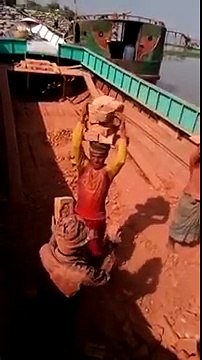 Transporter des briques sur la tête