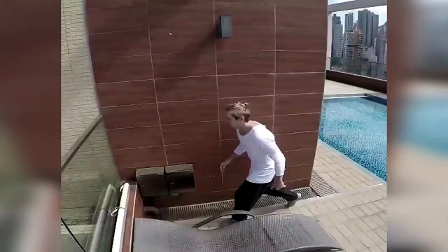 مقطع يحبس الانفاس لشاب يتأرجح على حواف ناطحة سحاب - بشر خارقون