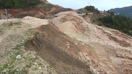 Antalya-Kumluca yolunda heyelan devam ediyor