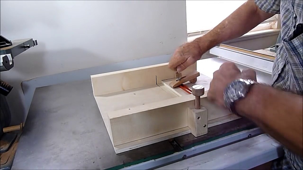 Table saw sled, for precision miters and small parts
