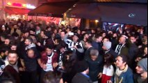 Beşiktaş Taraftarı Derbi Galibiyetini Çarşı'da Kutladı