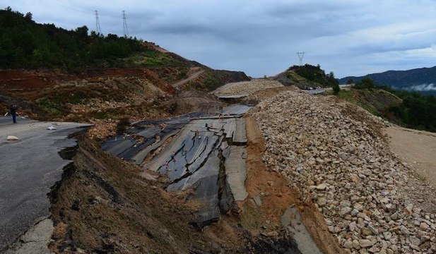 Antalya-Kumluca yolunda heyelan devam ediyor