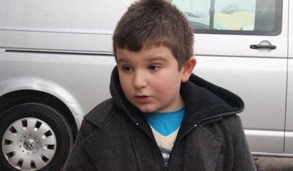 Küçük çocuk yaralı köpeğin başından 1 saat ayrılmadı