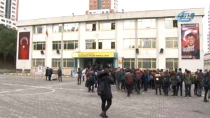 Lisedeki Tacizi Duyan Veliler Okulu Bastı! Sapık Hademe de Gitti, Sahip Çıkan Müdür de