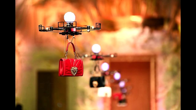 Chê người mẫu không đủ tầm catwalk, Dolce&Gabbana dùng hẳn máy bay điều khiển để giới thiệu túi xách