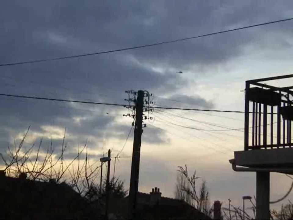 Hélicoptère stationnaire dans le ciel de Combs-la-Ville