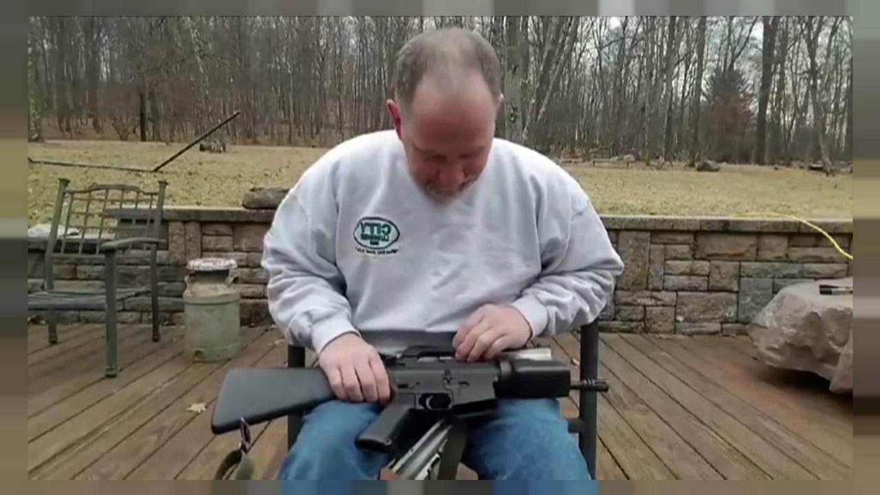 Waffen-Fans zestören ihre Gewehre