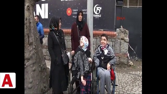 Cumhurbaşkanı Erdoğan konvoyunu durdurarak kız çocuğu ile sohbet etti