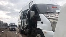Diyarbakır-Maçtan Dönen Öğrencileri Taşıyan Minibüs, Başka Bir Minibüsle Çarpıştı 11 Yaralı