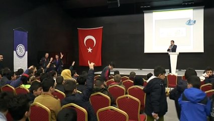 Deprem tatbikatı sırasında 'Afrin’deki Mehmetçiklere Selam Olsun' pankartı açtılar