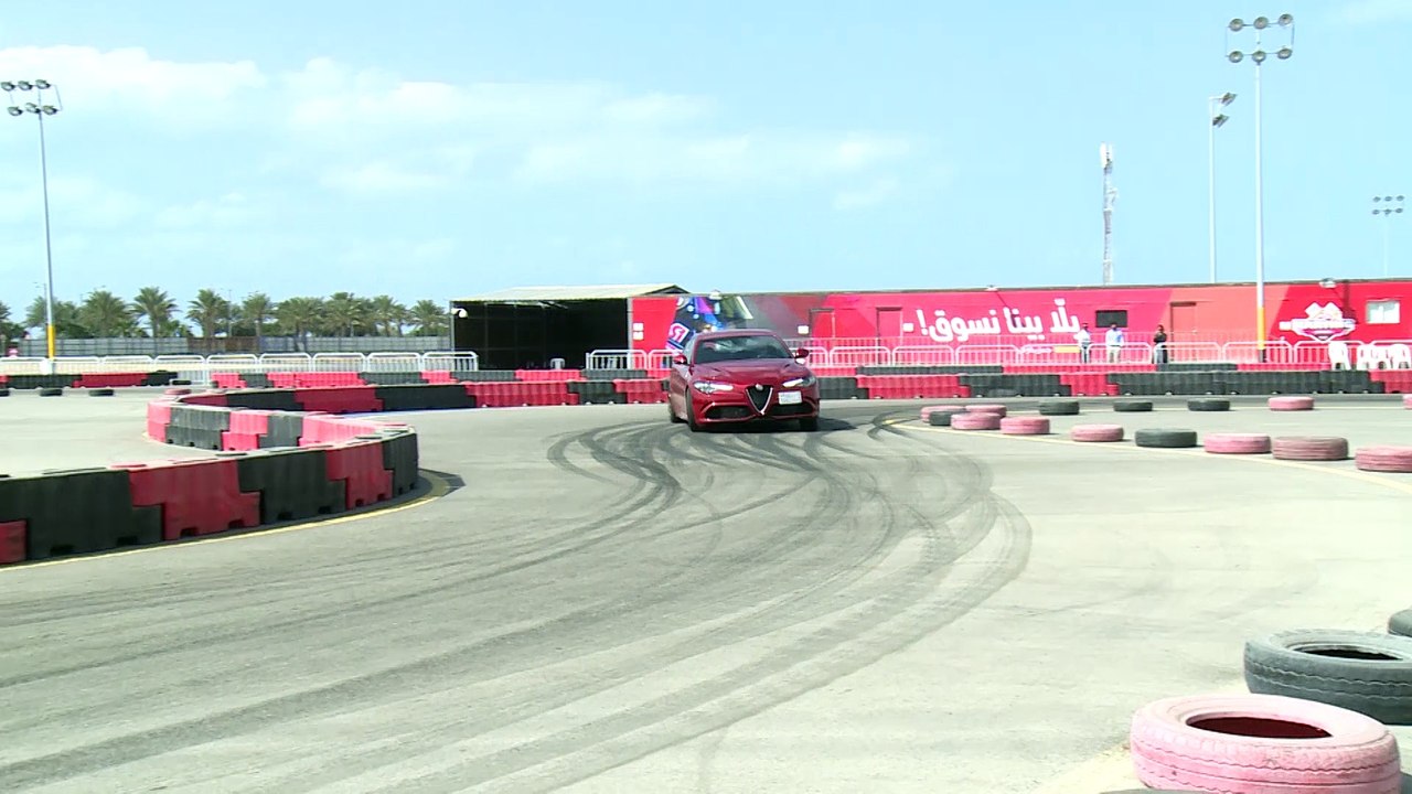 شاهد سلطان حمدي في اختبار قيادة، يكشف من خلاله عن إمكانيات سيارة ألفا روميو "جوليا"