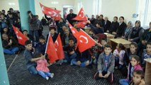 Askere gözyaşı döken dedelere Türk bayrağı