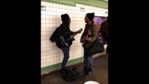 Ces chanteurs du métro sonnent exactement comme les Beatles